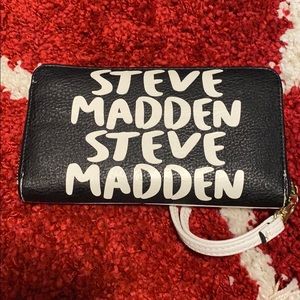 Steve Madden Black and White wristlet